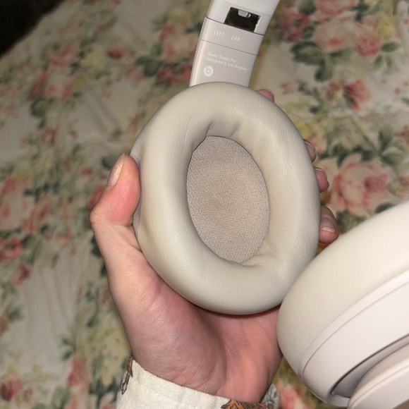 Beats Studio Pro 3 by Dre Wireless Headphones - Sandstone - Picture 6 of 7